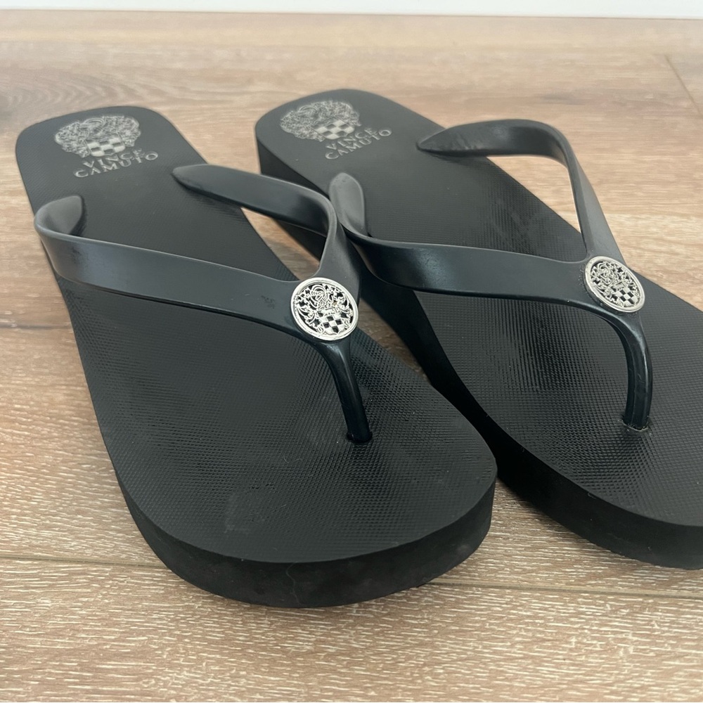 Vince Camuto black flip flops
